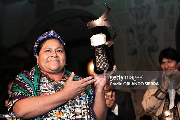 Rigoberta Menchu, Premio Nobel de la Paz 1992, muestra la orden de Nawal --condecoracion del Fondo Indigena Guatemalteco--, que le fue otorgada en el...
