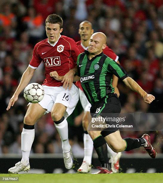 Michael Carrick of Manchester United clashes with Thomas Gravesen of Celtic during the UEFA Champions League match between Manchester United and...