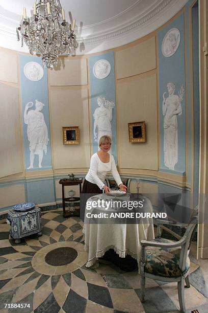 Le conservateur des musees historiques Madame Elisabeth Lepretre place des assiettes sur la table de la salle-a-manger, le 14 septembre 2006 dans la...