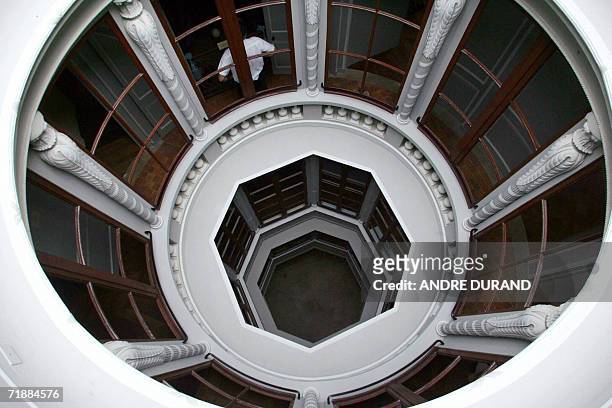 Photo prise le 14 septembre 2006, de l'interieur de la "Maison de l'armateur", riche demeure de 5 etages amenagee en musee batie sur un quai du...