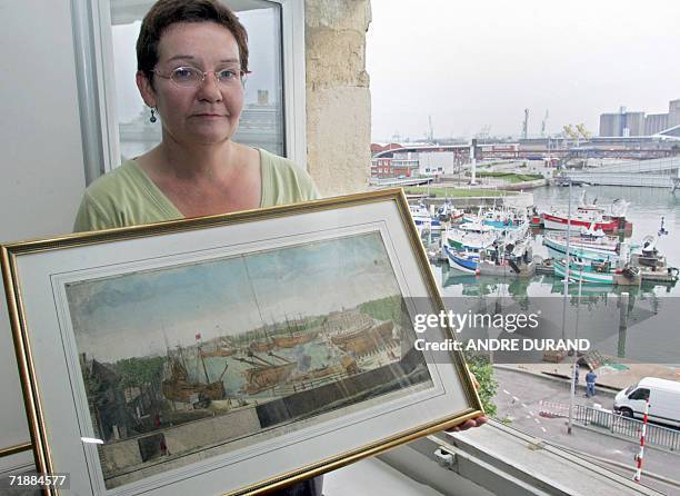 Armelle Bellet montre une gravure du 18e siecle de Milicent representant les bateaux au carrenage dans le bassin du Roy, le 14 septembre 2006 dans la...