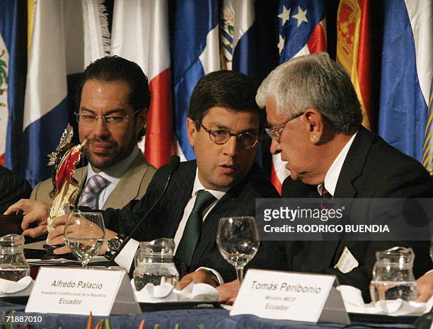 El presidente de Ecuador Alfredo Palacio conversa con el presidente del Banco Interamericano de Desarrollo , el colombiano Luis Alberto Moreno ,...