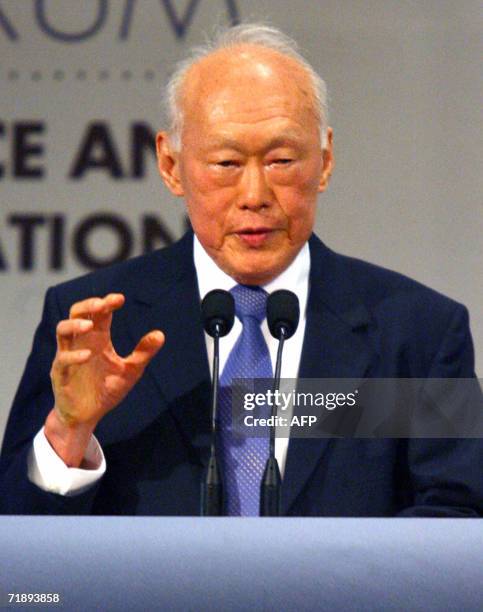 Singapore Minister Mentor Lee Kuan Yew speaks at the Raffles Forum in Singapore 15 September 2006. The forum which organised by Lee Kuan Yew School...