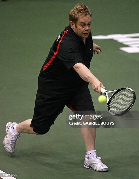 Irvine, UNITED STATES: British singer Sir Elton John plays tennis in a celebrity double match during the Advanta WTT Smash Hits charity, 14 September...