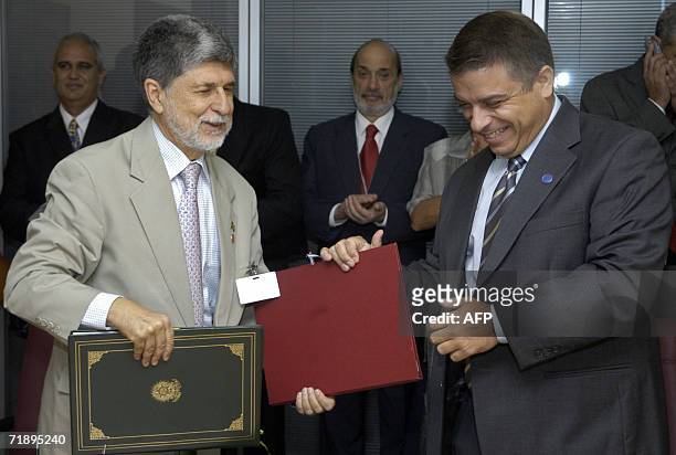 El canciller brasileno Celso Amorim intercambia documentos con su par cubano Felipe Perez Roque tras firmar un acuerdo de homologacion de titulos...