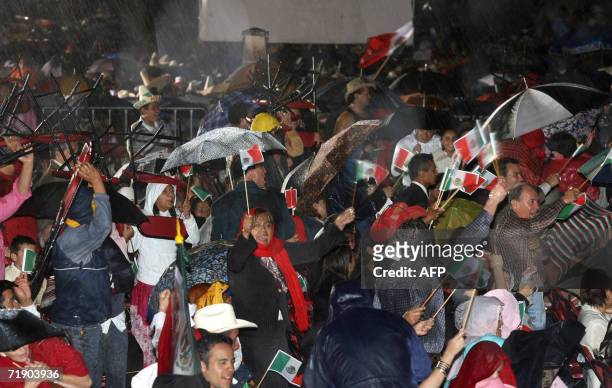 People wait for the Meican president Vicente Fox in Dolores Hidalgo Community in Guanajuato State during a celebration of Mexico's Independence in...