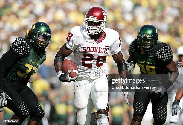 Adrian Peterson of the Oklahoma Sooners scores a touchdown against the Oregon Ducks on September 16, 2006 at Autzen Stadium in Eugene, Oregon.