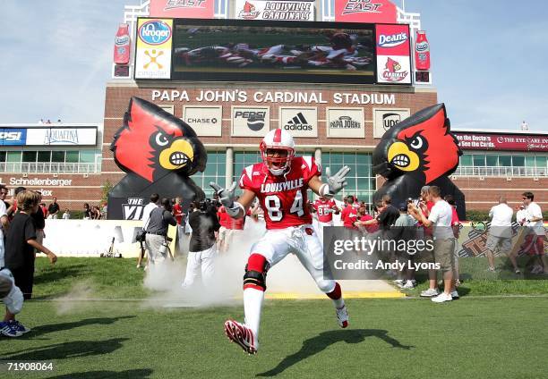 Scott Long of the Louisville Cardinals runs onto the field before Louisville beat the Miami Hurricanes 31-7 at Papa John's Stadium on September 16,...