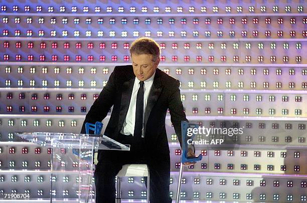 Animateur de France 2 Michel Drucker s'apprete a presenter, le 16 septembre 2006 en direct d'un studio monte place Bellecour a Lyon, la "premiere" de...