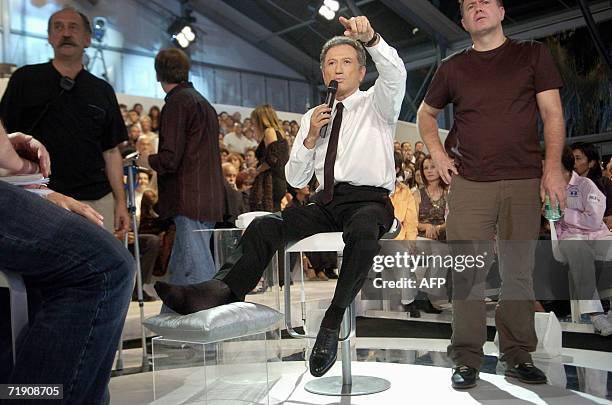 Animateur de France 2 Michel Drucker s'apprete a presenter, le 16 septembre 2006 en direct d'un studio monte place Bellecour a Lyon, la "premiere" de...