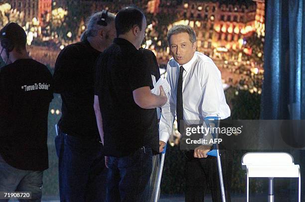 Animateur de France 2 Michel Drucker ecoute ses collaborateurs, le 16 septembre 2006 en direct d'un studio monte place Bellecour a Lyon, avant la...