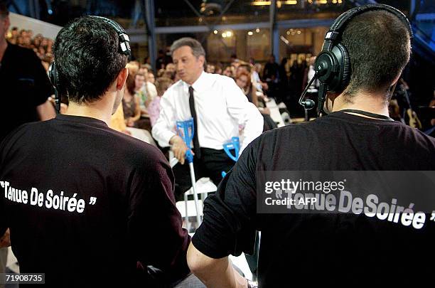 Animateur de France 2 Michel Drucker s'apprete a presenter, le 16 septembre 2006 en direct d'un studio monte place Bellecour a Lyon, la "premiere" de...
