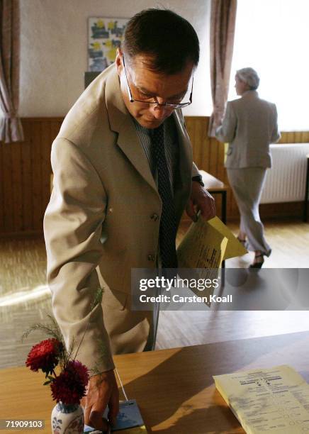 Udo Pastoers, top candidate of the far-right NPD political party, casts his vote on September 17, 2006 in the small village Luebtheen near Schwerin,...