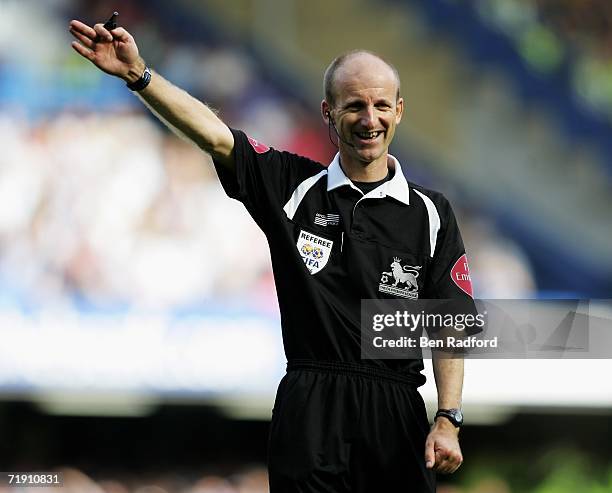 Mike Riley (Referee) Photos et images de collection - Getty Images