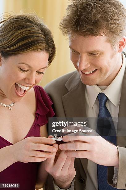 man giving diamond ring to his girlfriend - men rings foto e immagini stock