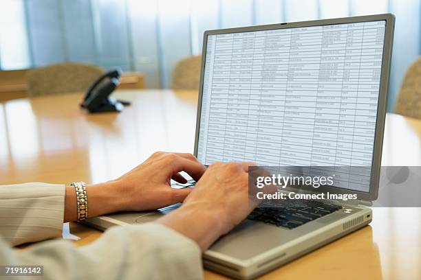 businesswoman using laptop - tabellenkalkulation stock-fotos und bilder