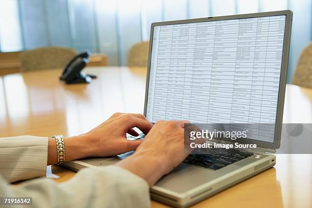 businesswoman using laptop - hoja de cálculo electrónica fotografías e imágenes de stock