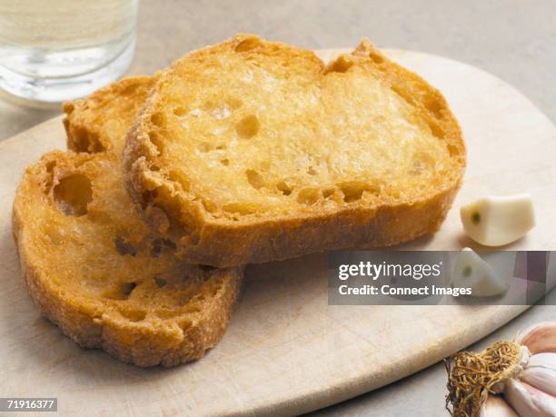 crostini and garlic - crostini fotografías e imágenes de stock