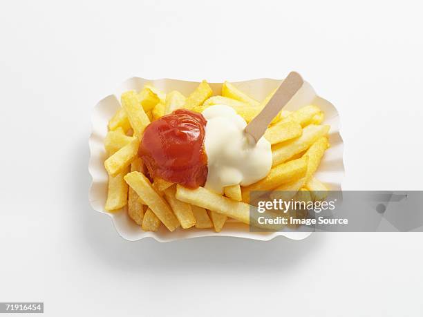 chips with ketchup and mayonnaise - tomatenketchup stockfoto's en -beelden