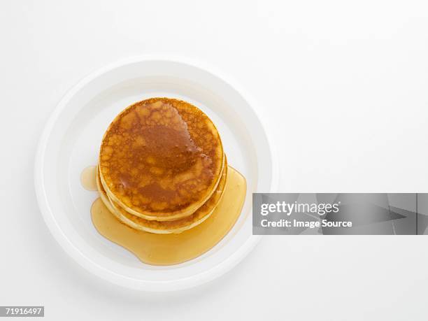 pancakes with maple syrup - pancake fotografías e imágenes de stock