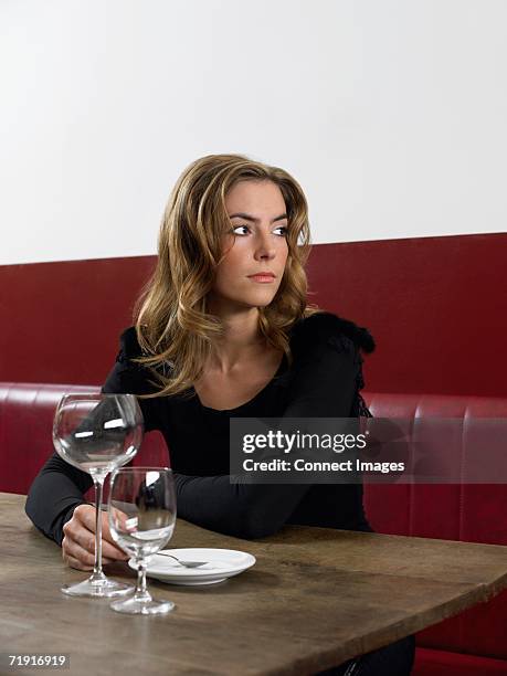 woman waiting for date to arrive - esperar alguém imagens e fotografias de stock