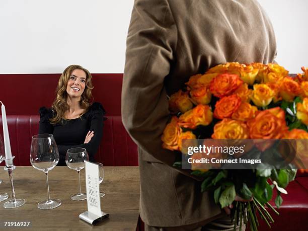 Man Arriving At Restaurant With Bunch Of Roses, 照片檔