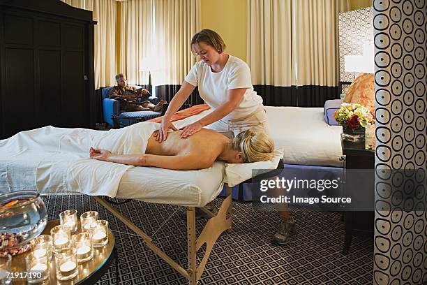 woman having a massage - banc de massage photos et images de collection