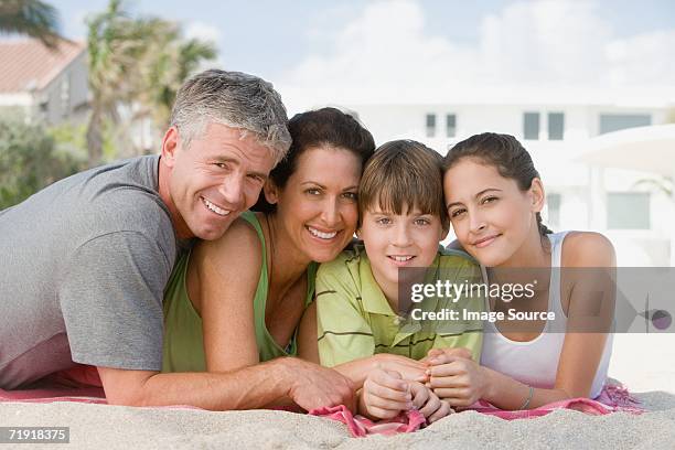 família na praia - diferença entre gerações - fotografias e filmes do acervo