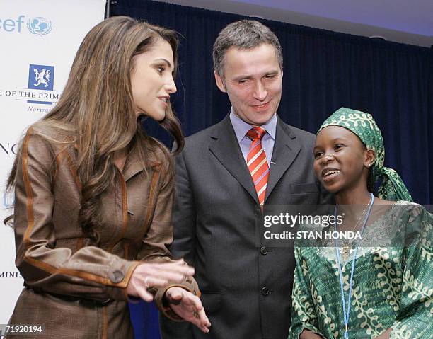 New York, UNITED STATES: Queen Rania of Jordan , Norwegian Prime Minister Jens Stoltenberg and 11-year-old youth delegate from Sierra Leone Aminata...