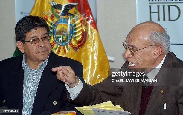 El ministro saliente de Hidrocarburos de Bolivia Andres Soliz Rada conversa con el nuevo titular de esta cartera Carlos Villegas, cuando le hace...