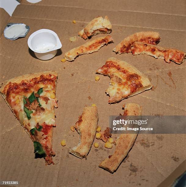 pizza crusts left in a box - restos - fotografias e filmes do acervo