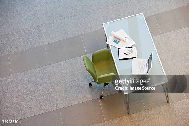 empty desk from above - bürostuhl stock-fotos und bilder