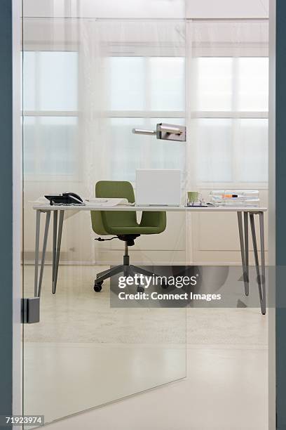 empty office - leeg bureau stockfoto's en -beelden