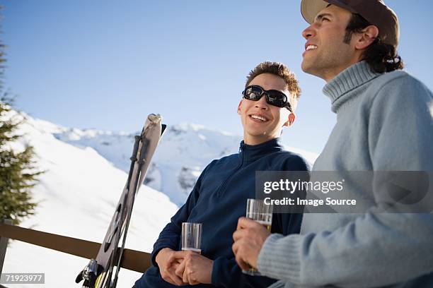 skiers having a drink - après ski stockfoto's en -beelden