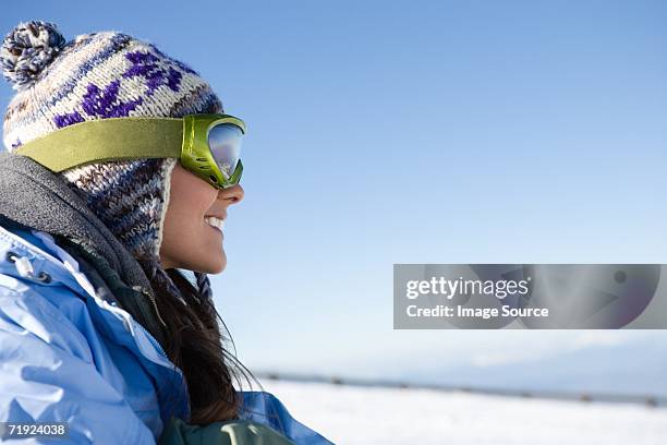 glücklich weiblichen snowboarder - kopfschmuck stock-fotos und bilder