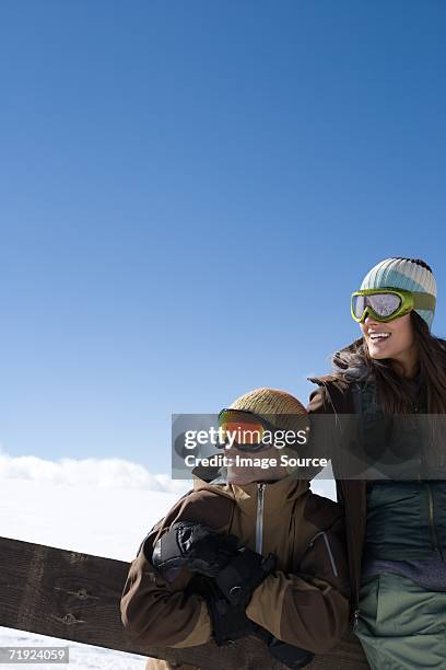 zwei snowboarder - kopfschmuck stock-fotos und bilder