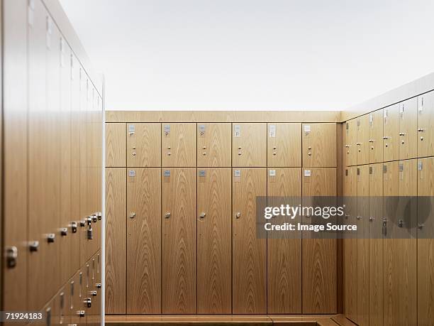 empty locker room in gym - vestiaires casier sport photos et images de collection