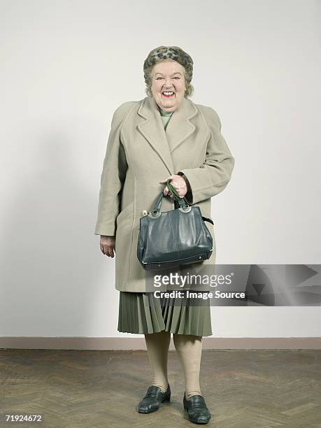 senior femme en vêtements d'hiver - sac à main blanc photos et images de collection