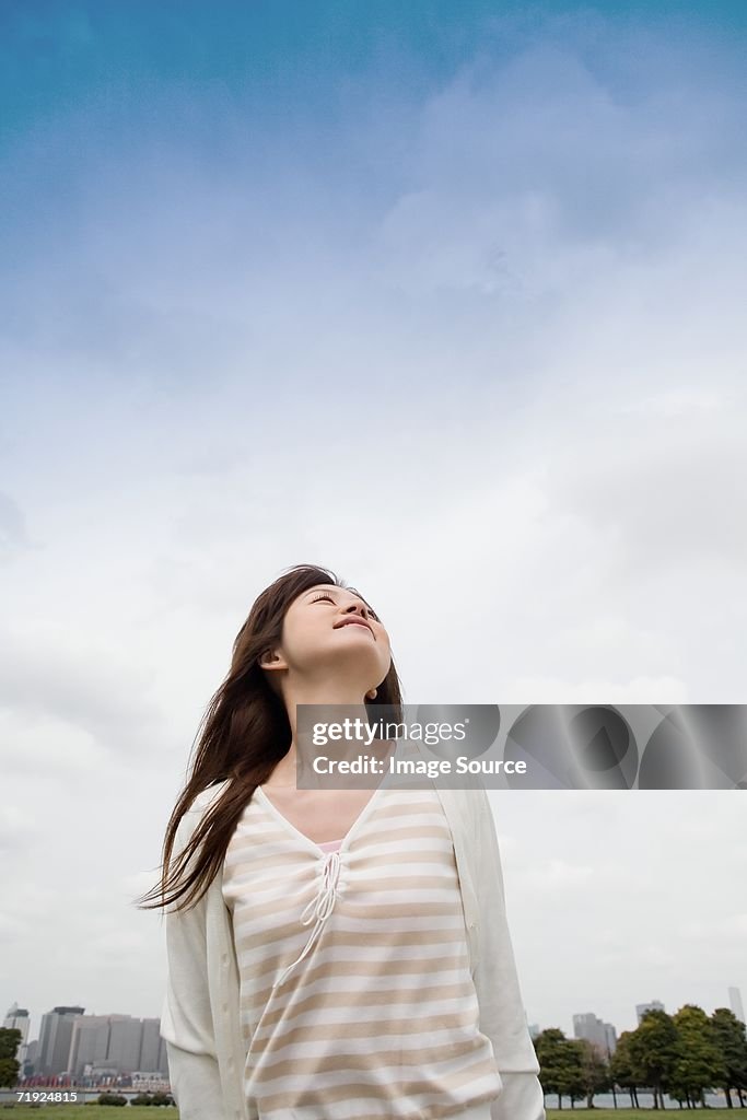 Mujer joven mirando hacia arriba