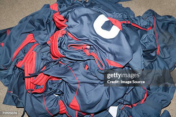 pile of football uniforms - footballtrikot stock-fotos und bilder