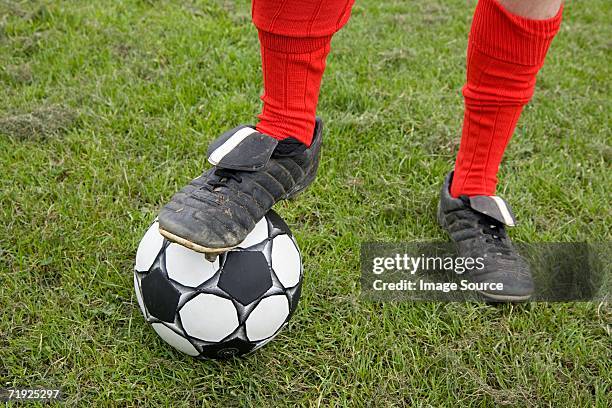footballer standing on football - 釘鞋 個照片及圖片檔
