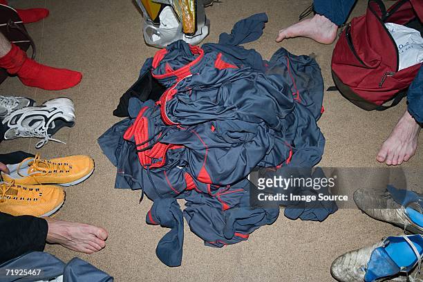 footballers and their uniforms in changing room - change socks stockfoto's en -beelden