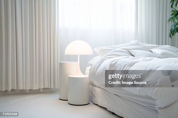 chambre à coucher - white lamp photos et images de collection