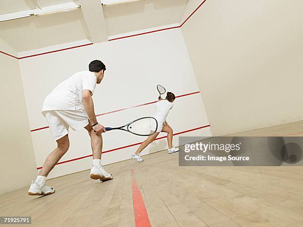 man and woman playing squash - squash sport stockfoto's en -beelden