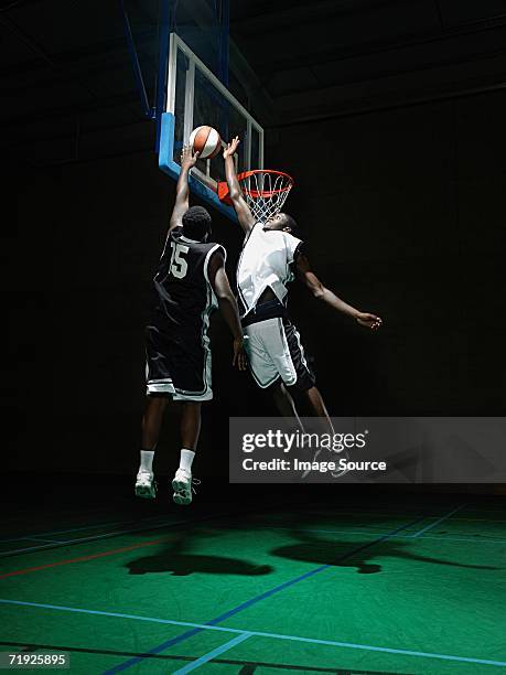 rival basketball players - basketball verteidiger stock-fotos und bilder