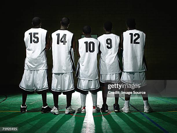 rear view of basketball team - basketbaltenue stockfoto's en -beelden