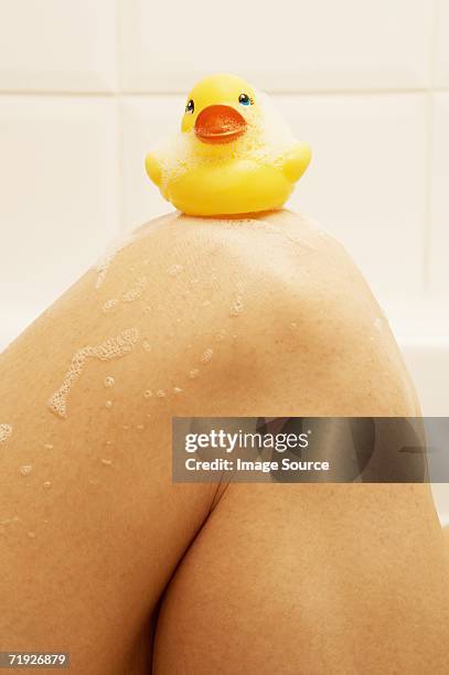 rubber duck on female knee - beautiful woman bath photos et images de collection