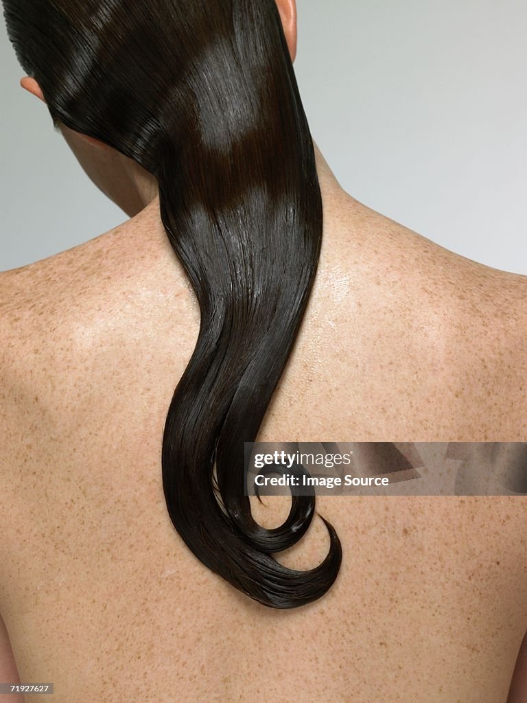 Vista posteriore della donna con Capelli bagnati