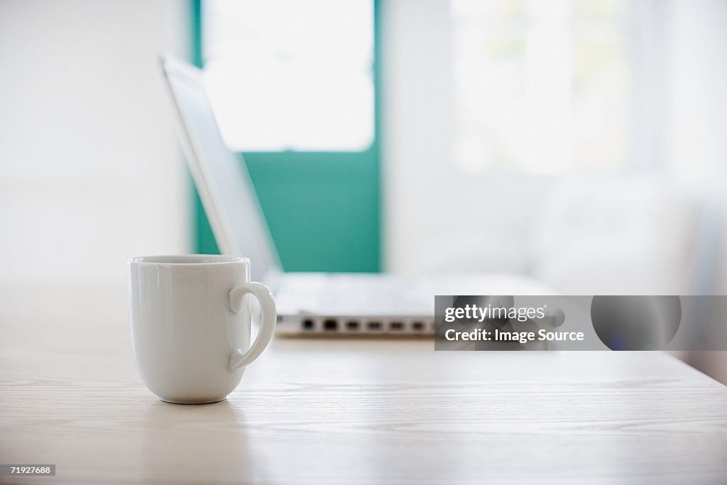 Tasse de café et ordinateur portable