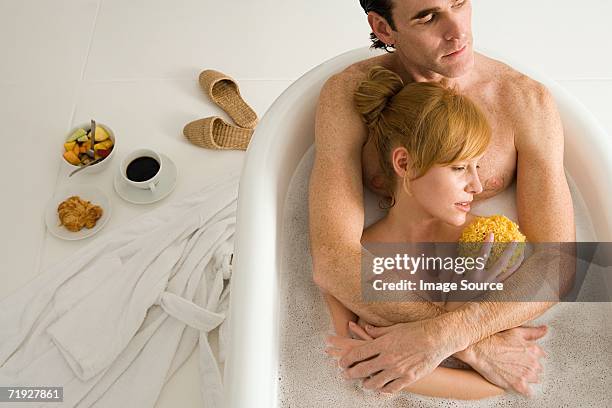couple partage un bain - couple bathtub photos et images de collection